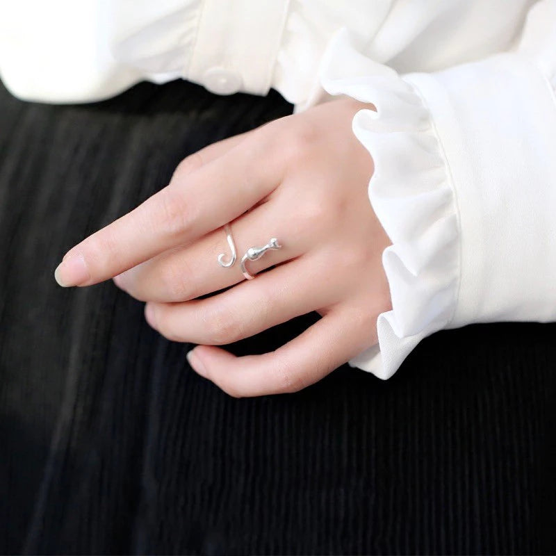 Anillo con dije de gatito - Plata 925 ajustable y delicado