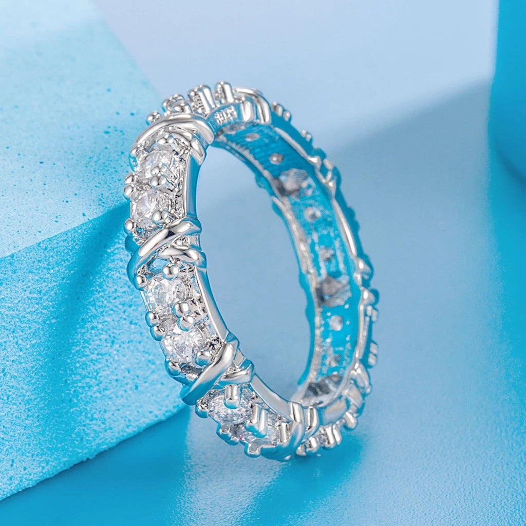 Anillo de plata 925 con moissanita y diseño XO
